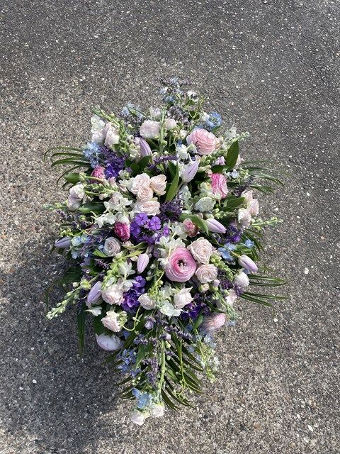images/funeral-flowers/slider/funeral-flowers-13-kireth-ai.jpeg